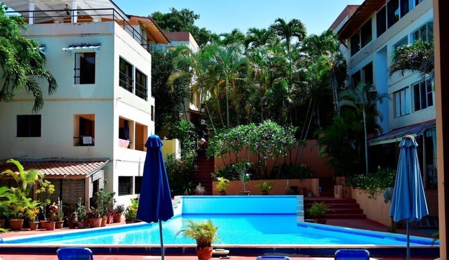 Beautiful clean condo with pool, perfect location!