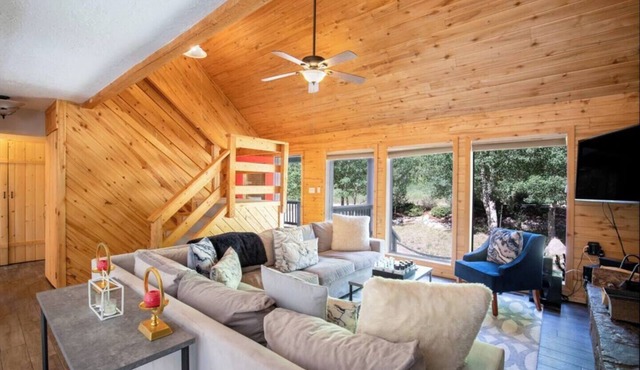 Beautiful Cliff view in Durango HotTub hiking 5/3 Sleeps 16 allows pets plus AC