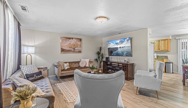 Beautiful & Comfortable Home in Central Point