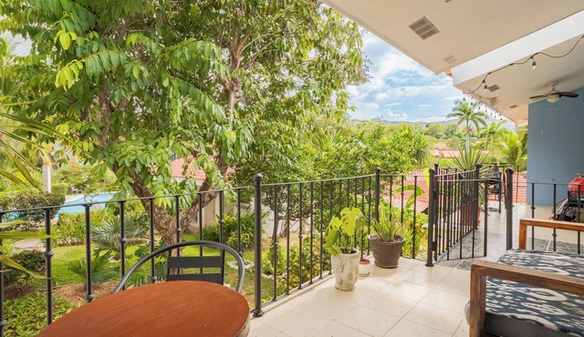 Beautiful condo! Steps to beach, shops, dining!