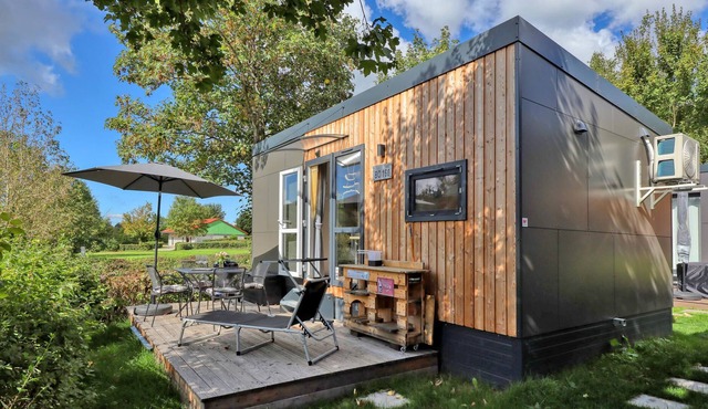 Beautiful cottage in excellent location overlooking the forest lake.