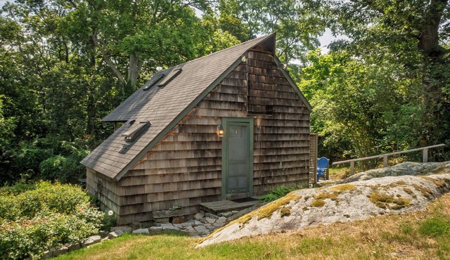 Beautiful cottage on lovingly landscaped property just 2 min walk to the ocean!