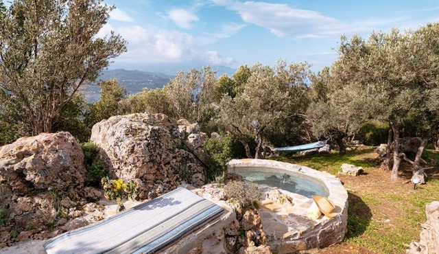 Beautiful Cottage over-viewing Samos bay.