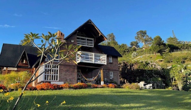 Beautiful country house just a few minutes walk away from the lake Calima