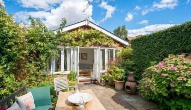 Beautiful Courtyard Studio In The Heart Of Picturesque Bosham