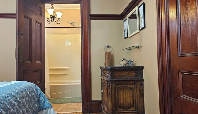 Beautiful, Cozy Victorian B & B in historic Bangor with WiFi and AC