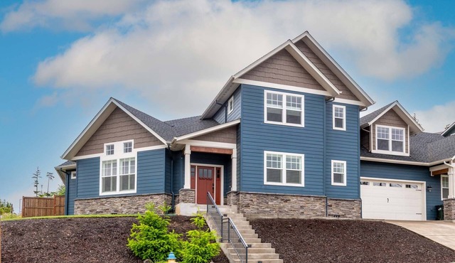 Beautiful Custom Home Centrally Located Near The University of Oregon