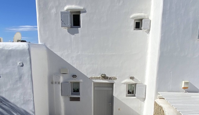 Beautiful Cycladic style house overlooking the sea