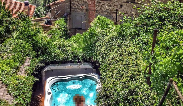 Beautiful detached house in the medieval Borgo Massa e Cozzile, in a quiet position with beautiful p