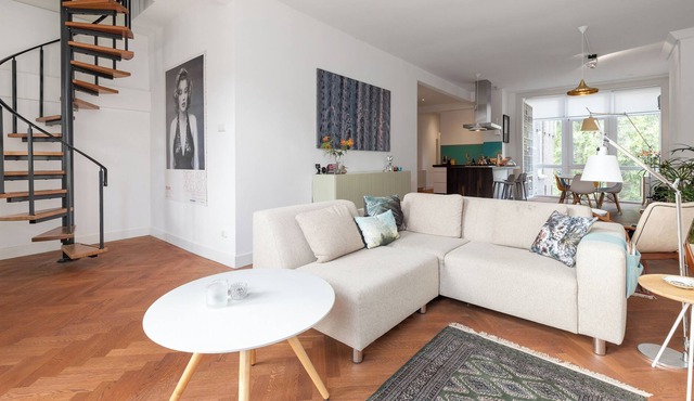 Beautiful decorated large apartment in a nice neighbourhood in the hearth of Amsterdam.