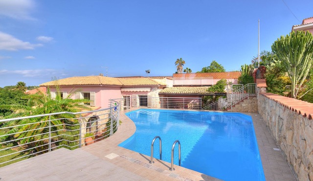 Beautiful detached house with private pool near the sea.