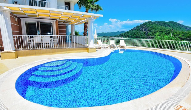 Beautiful Detached Villa With Private Pool And Stunning Views,Walkable to Town.