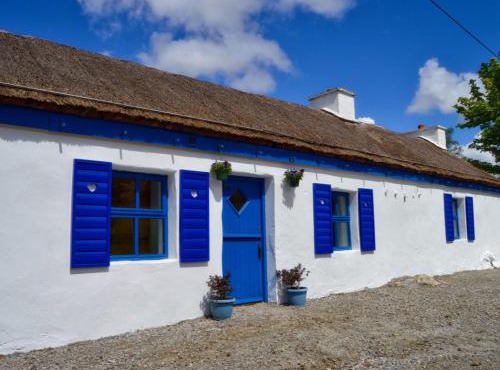 Beautiful Donegal Thatched Adderwal Cottage with Hot Tub