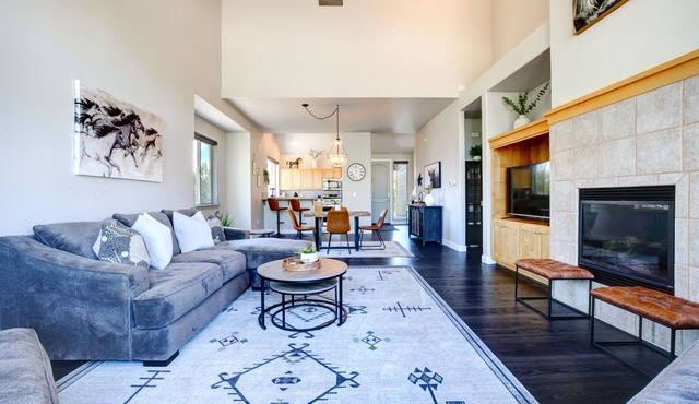 Beautiful Eagle Crest Condo, HOT TUB, 2 Bed/2 Bath
