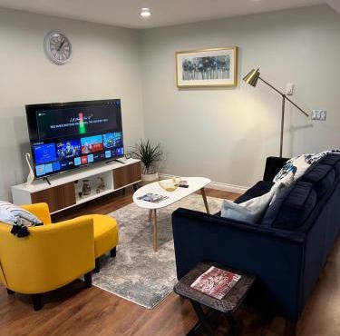Beautiful Entire 2 Bedroom Suite