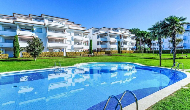 Beautiful apartment for 4 guests with WIFI, pool, TV and patio