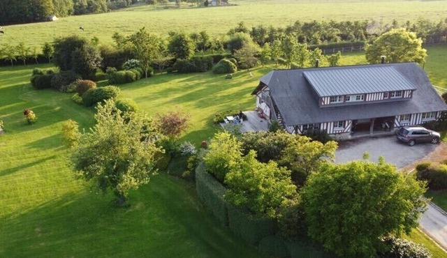 Beautiful family home with heated pool and tennis court 15 minutes from Deauville