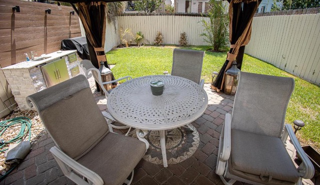 Beautiful first floor suite with backyard, near Downtown and stadiums