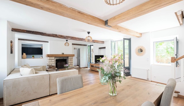 Beautiful family house sleeps 9 near the castle in Dampierre