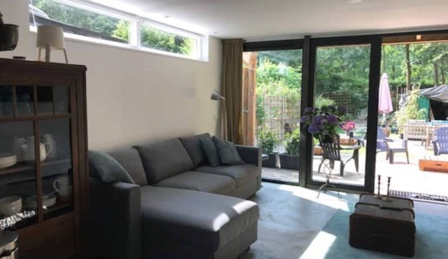 Beautiful fully private stay, terrace garden side, 1 stop city centre