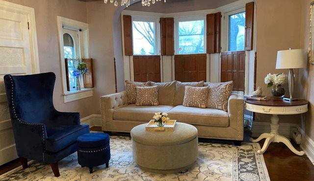 Beautiful getaway with TWO king beds, 1 queen bed & Jacuzzi bathtub!