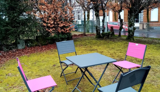 Beautiful ground-floor apartment rated 3 keys by Clévacances. Private, enclosed garden.