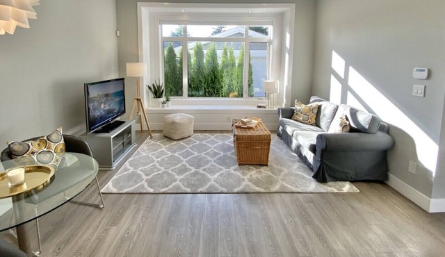 Beautiful Ground Level Private Suite - Walk to Charming Ladner Village!