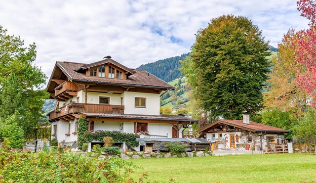 Beautiful group accommodation only 240m from the ski lift!
