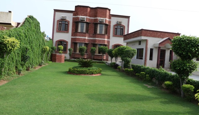 Beautiful Group n Marriage Stay Cottage in Amritsar