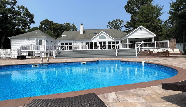 Beautiful Hamptons home close to beaches, shopping, & restaurants!