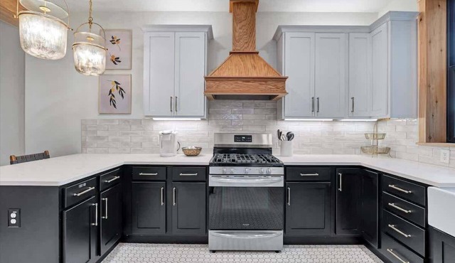 BEAUTIFUL Historic 3 Bedroom Upscale Guesthouse!