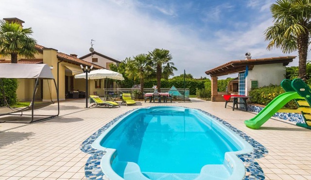 Beautiful holiday home in Zelarino with pool