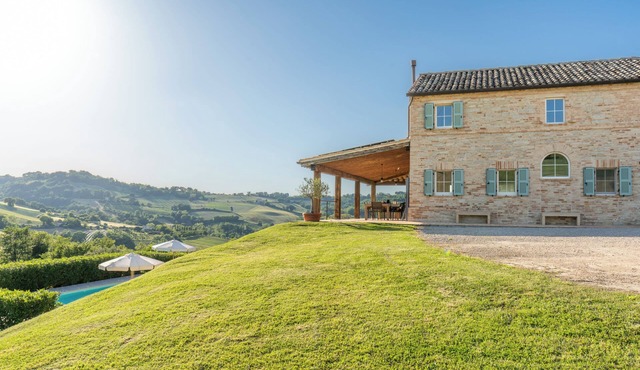 BEAUTIFUL HOLIDAY HOUSE (6-8 people) in the rolling countryside of Le Marche