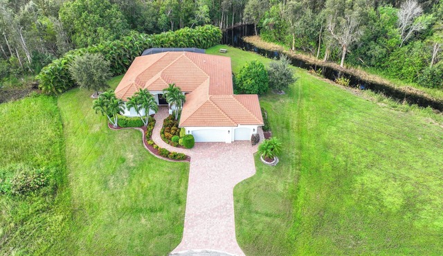 BEAUTIFUL HOLIDAY MANSION, IN NAPLES FL, LOCATED ON PRISTINE GOLF COURSE!