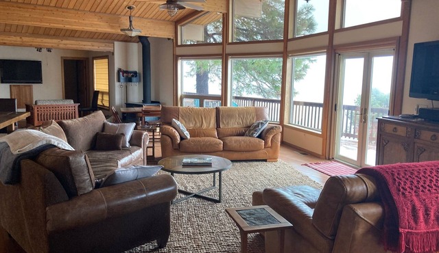 Beautiful Home Above Lake Shasta
