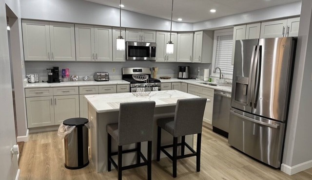 Beautiful home minutes to shopping center, mall and College of Holy Cross.