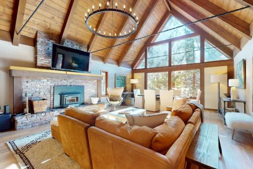 Beautiful home near the lake & slopes with private hot tub pool table & WiFi