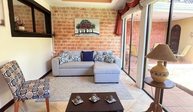 Beautiful home w/backyard, AC - close to airport