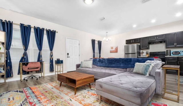 Beautiful Home - Walk to UF - Newly built
