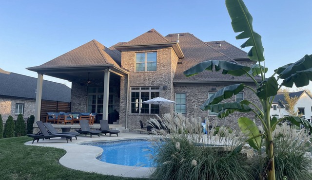 Beautiful home with pool & home gym! Just 15 min to ISCO Championship!
