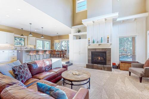 Beautiful Home with Deck Shared Pool and Hot Tub - Near the Slopes