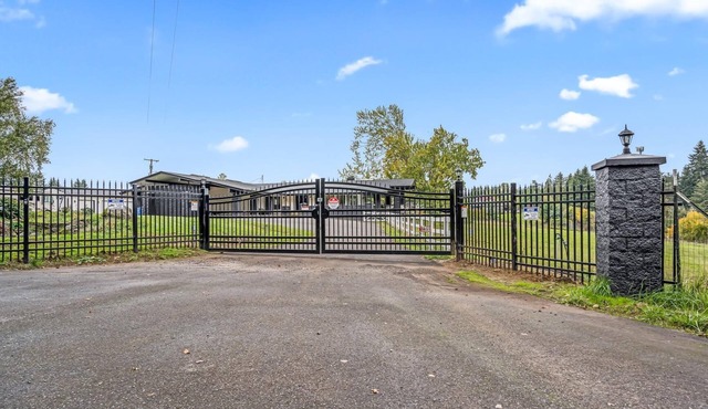 Beautiful home with hot tub just minutes away from Ilani Casino!