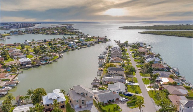 Beautiful house on the bay, 5 minutes from keewaydin island in boat!