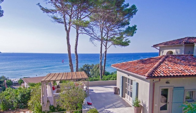 Beautiful house overlooking the gulf of Procchio, 50 m from the beach