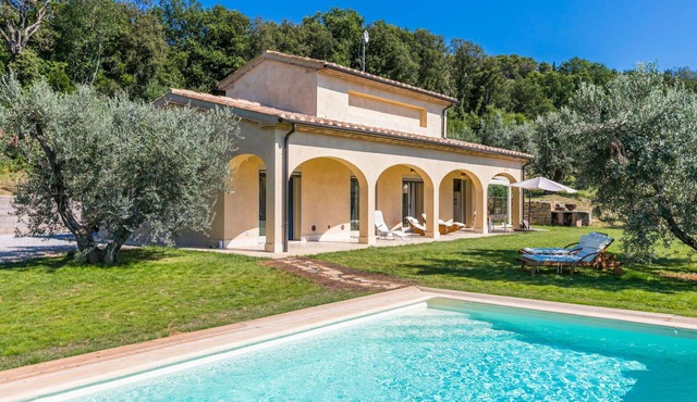 Beautiful private villa for 6 people with A/C, WIFI, private pool, TV, patio and panoramic view