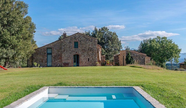 Beautiful villa for 12 guests with WIFI, private pool, TV, terrace, pets allowed and panoramic .