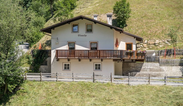 Beautiful Holiday Home “Ferienhaus in der Blaiche” with Mountain View, Wi-Fi, Balcony, Garden.