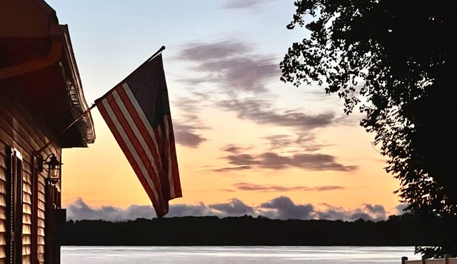 Beautiful Lake Champlain Getaway Sleeps 10-Chazy NY