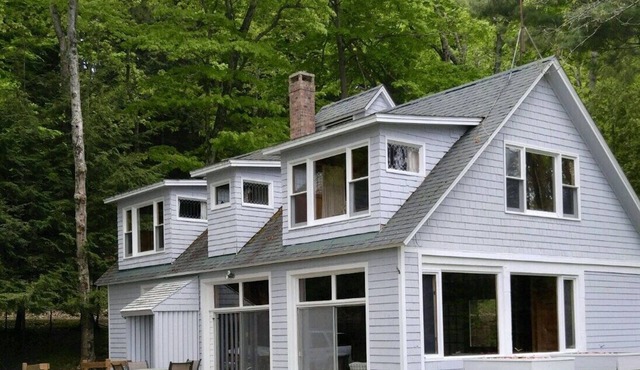 Beautiful Lake Front Cottage