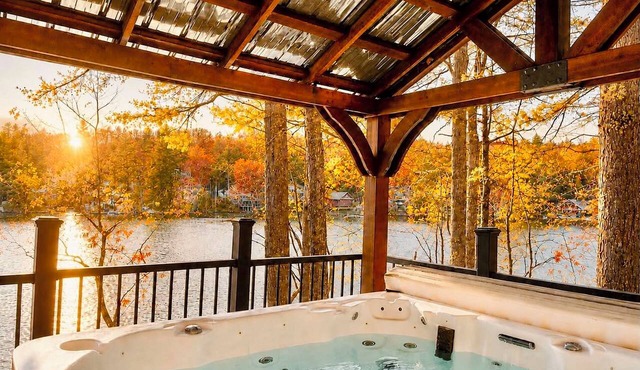 Beautiful Lake House on Belleau 100 ft of Waterfront! Kayaks, Jacuzzi 3100 sqft!